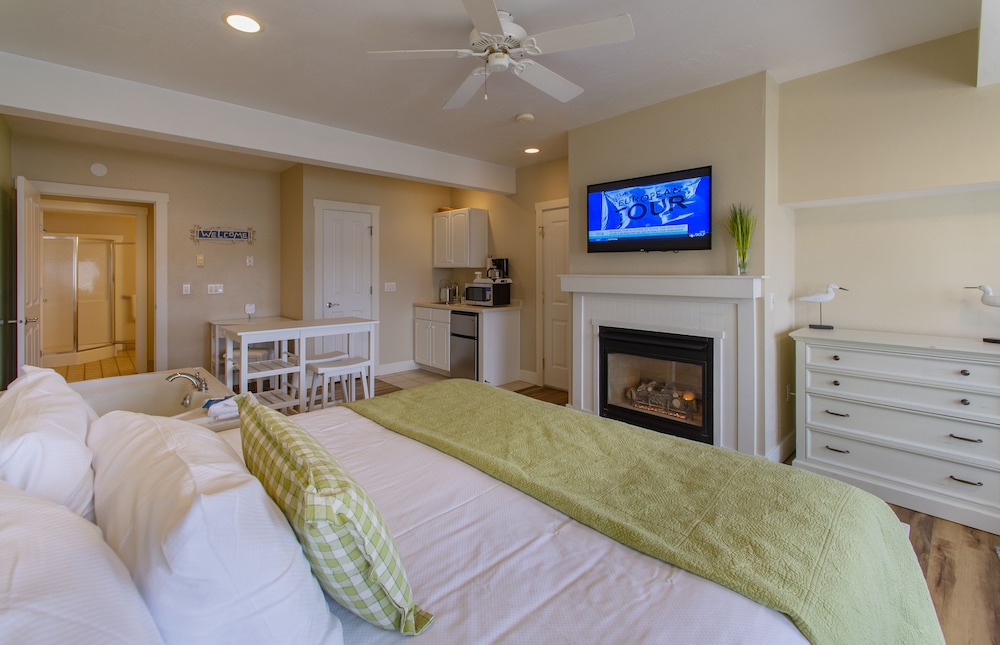 Honeymoon Studio, 1 King Bed, Fireplace photo 3