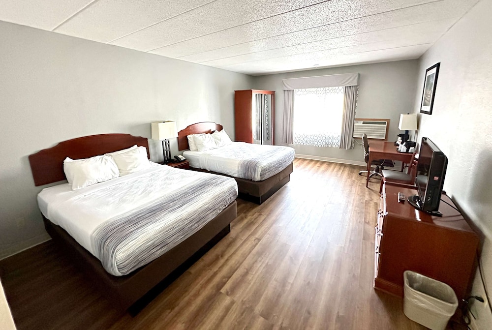 Room, 2 Queen Beds (Mobility, Bathtub W/grab Bars) - Photo 1