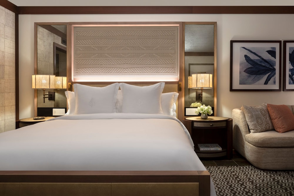 Poolside Room, 1 King Bed + Sofabed