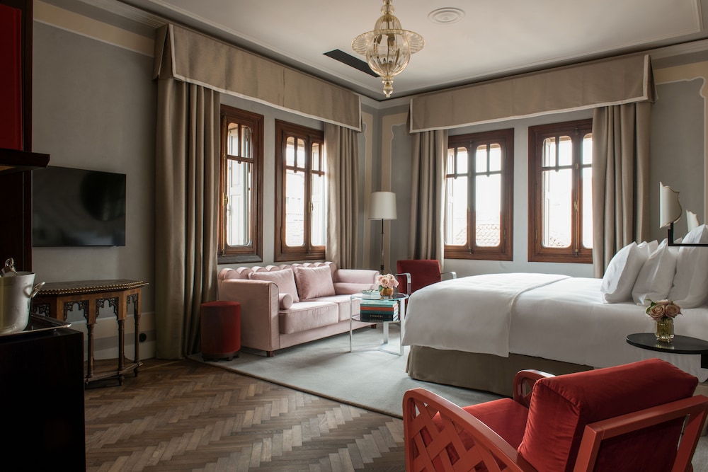 Standard Suite with One King Bed and Pool Access (Non Smoking)