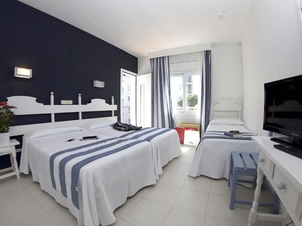 Habitación Triple Estándar, sin Balcón (2 Adultos y 1 Niño)