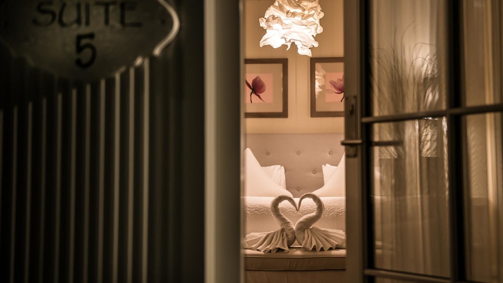 Junior Suite with Hot Tub Access - Photo 4