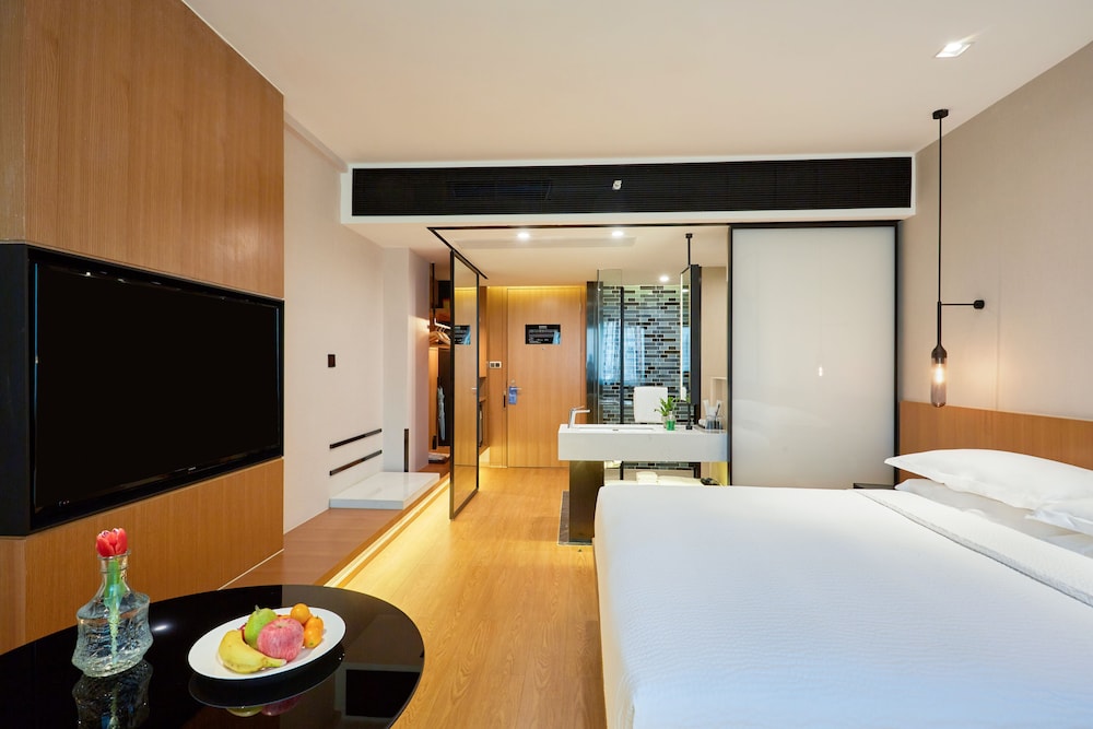 Standard Room, 1 King Bed, City View - Photo 3