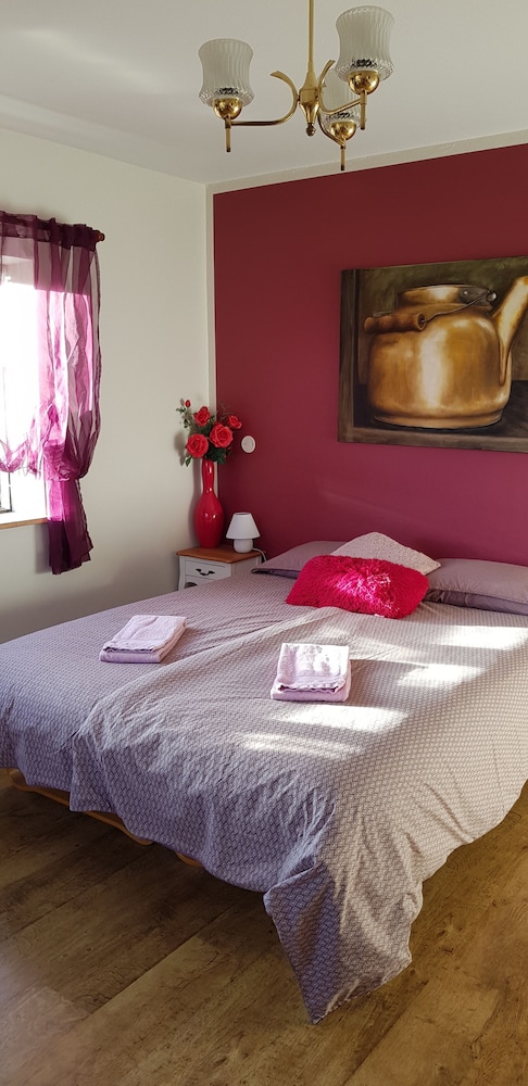 Basic Triple Room, Shared Bathroom photo 3