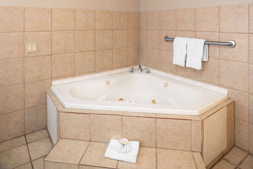 Deluxe Studio Suite, 1 King Bed, Non Smoking - Photo 6
