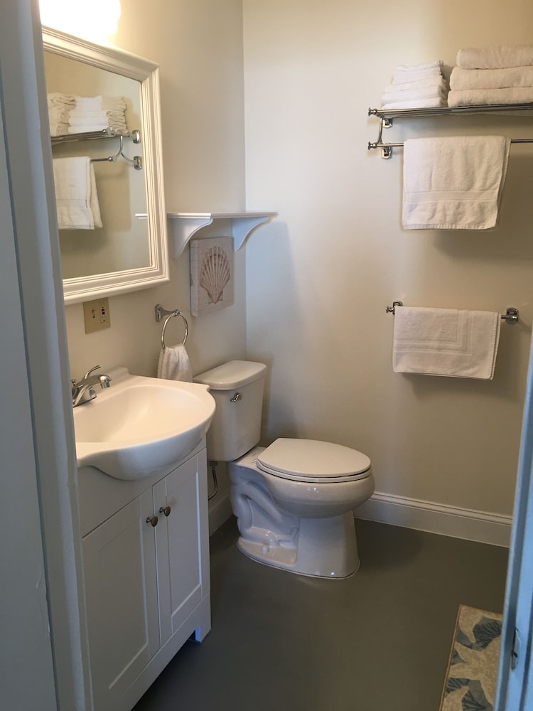 Deluxe Single Room, 1 Queen Bed, Kitchen, Courtyard View photo 2