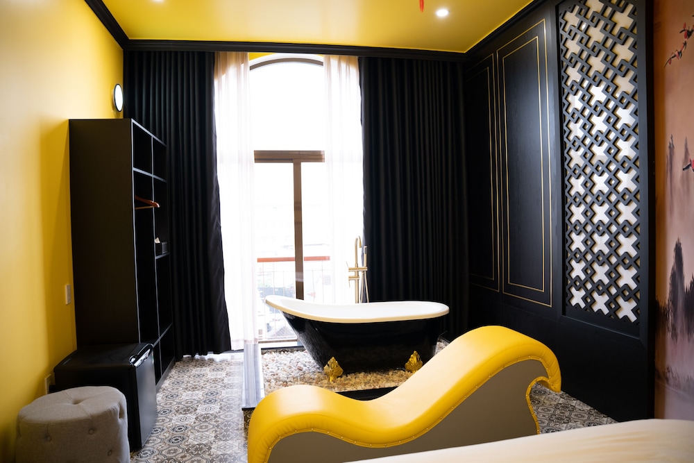 Honeymoon Room - Photo 11