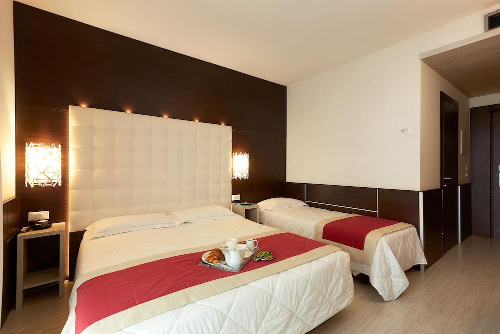 Deluxe Quadruple Room - Photo 3