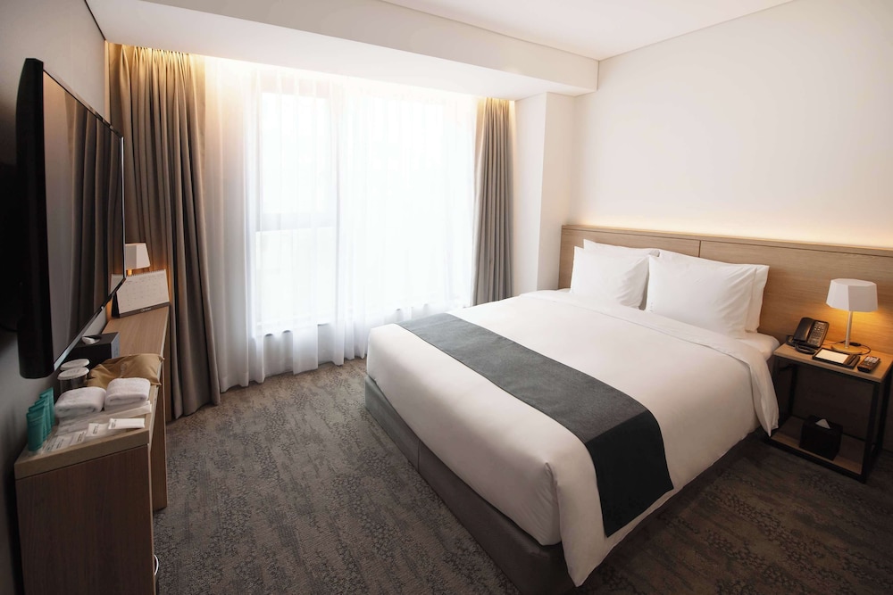 Standard Room, 1 Queen Bed, Accessible, Non Smoking (Mini Fridge)