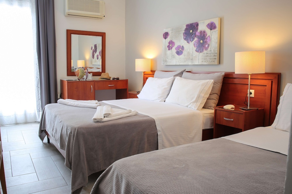 Superior Room, 3 Twin Beds, Balcony, Partial Sea View photo 1