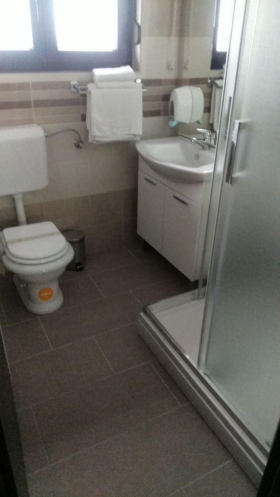 Basic Quadruple Room - Photo 7