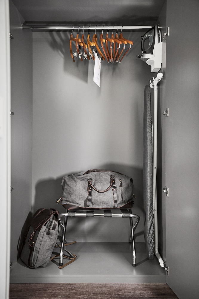 Standard Room, Non Smoking (One King Pullout Sofa) (Includes Early Park Admission*) - Photo 3
