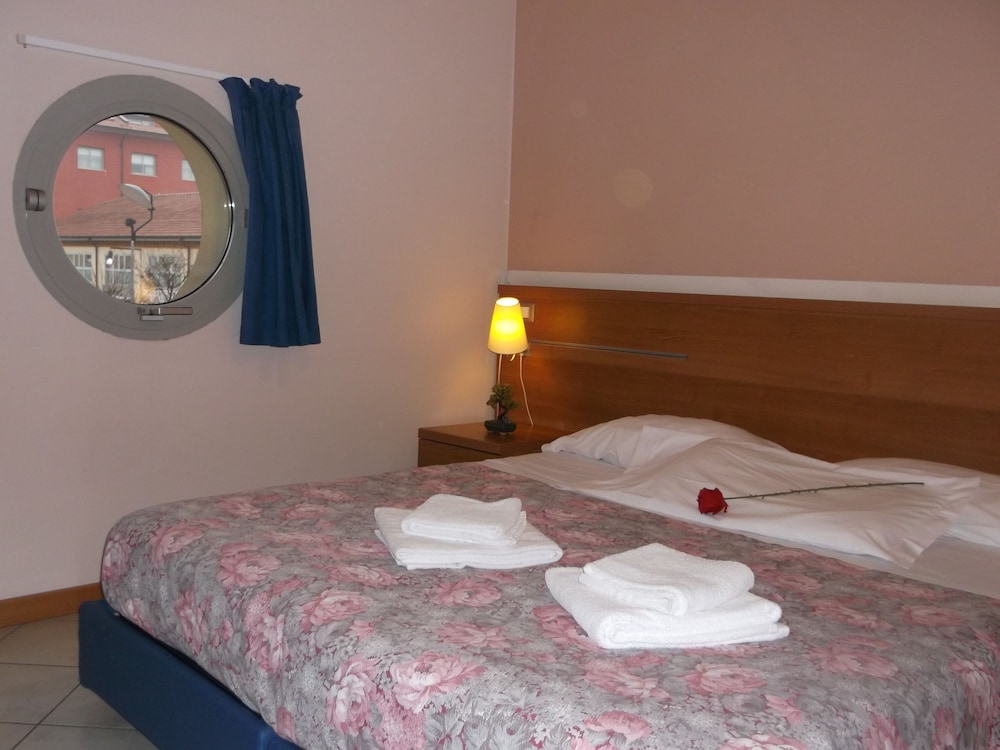 Standard Double Room - Photo 4