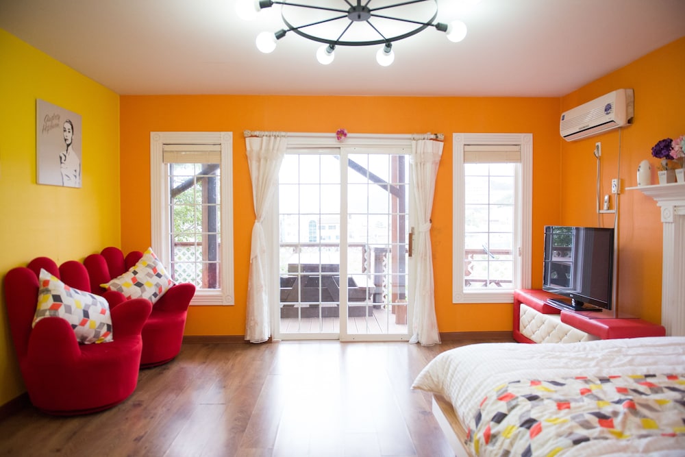 Family Room, Ocean View (#102, Barbecue Grill, Pilgrim Wing)
