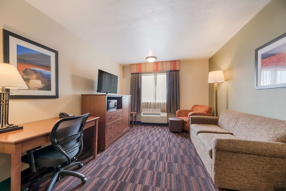 Suite, 2 Queen Beds, Non Smoking, Refrigerator & Microwave photo 2