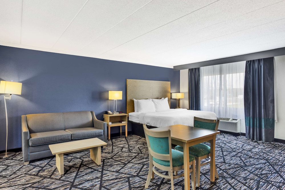 Suite, 1 King Bed, Non Smoking, Jetted Tub - Photo 2