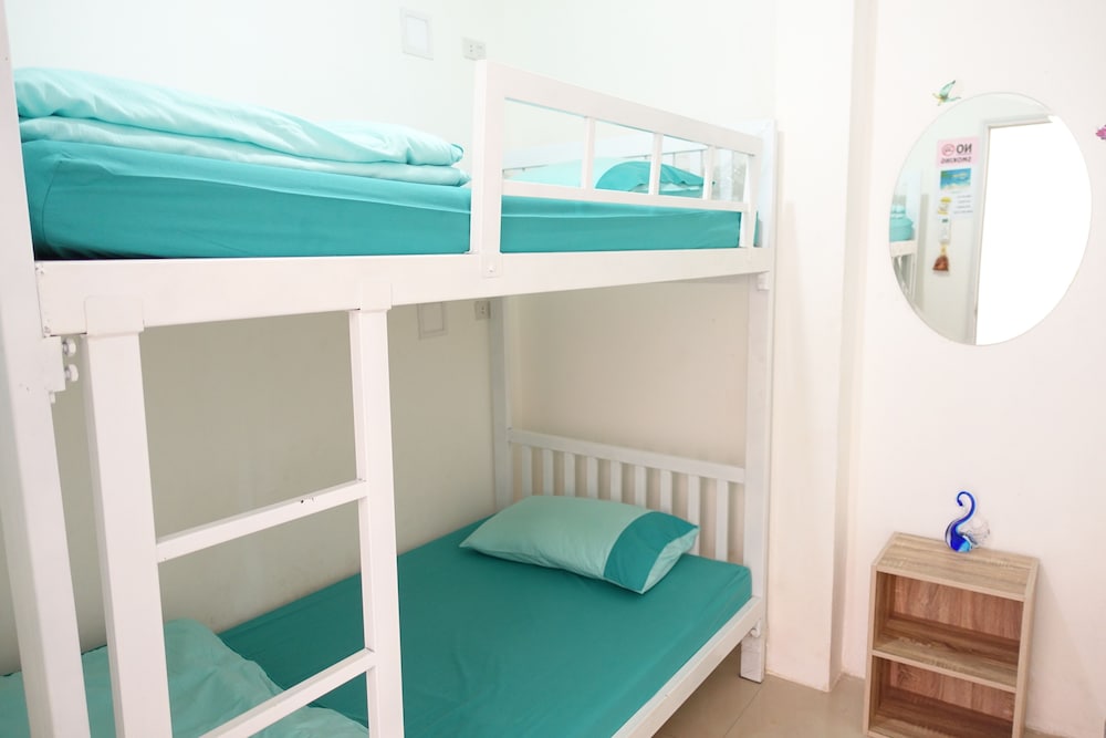 Small room Bunk with shared bathroom - no window photo 1