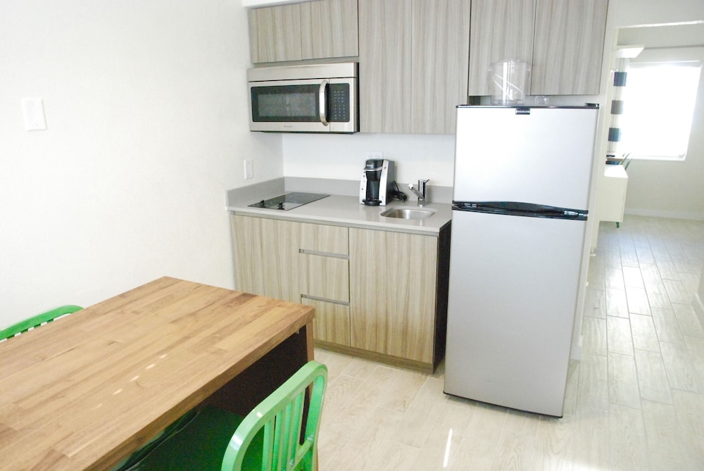 Apartment, 2 Bedrooms, Living Room photo 2
