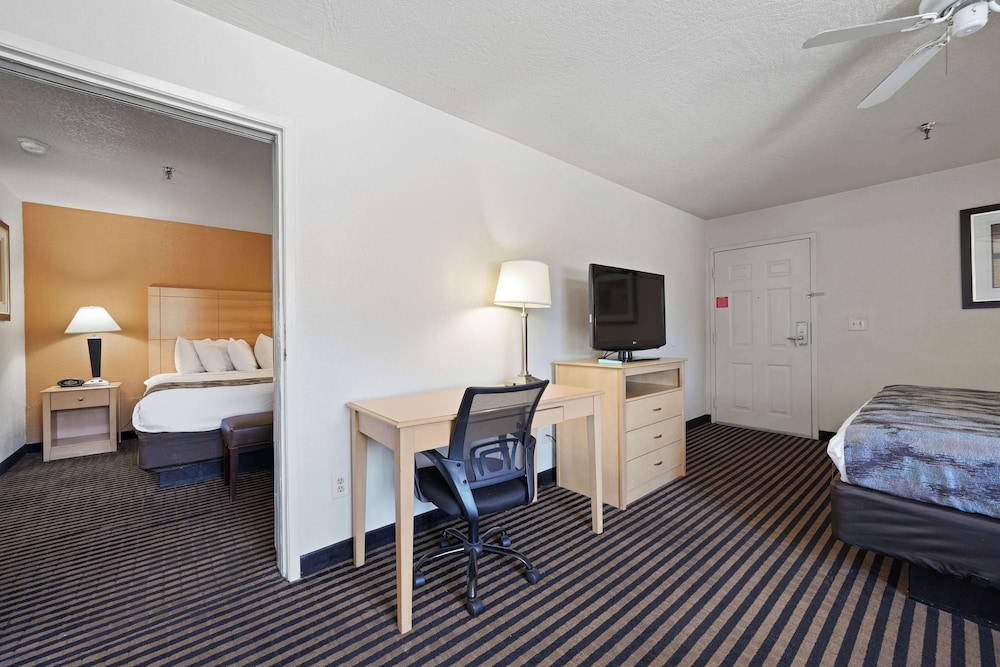 Suite, Multiple Beds, Non Smoking, Refrigerator & Microwave (with Sofabed) - Photo 2