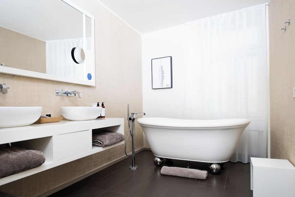 Suite (free standing tub) - Photo 13