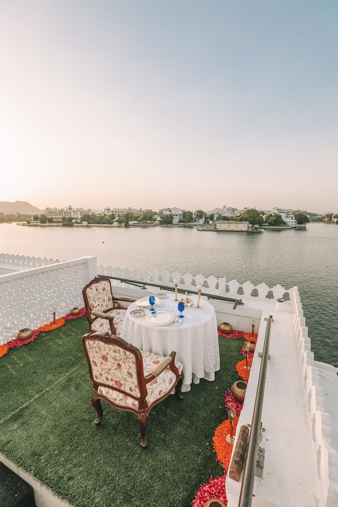 Royal Suite, 1 Bedroom, Lake View (1 Bedroom)