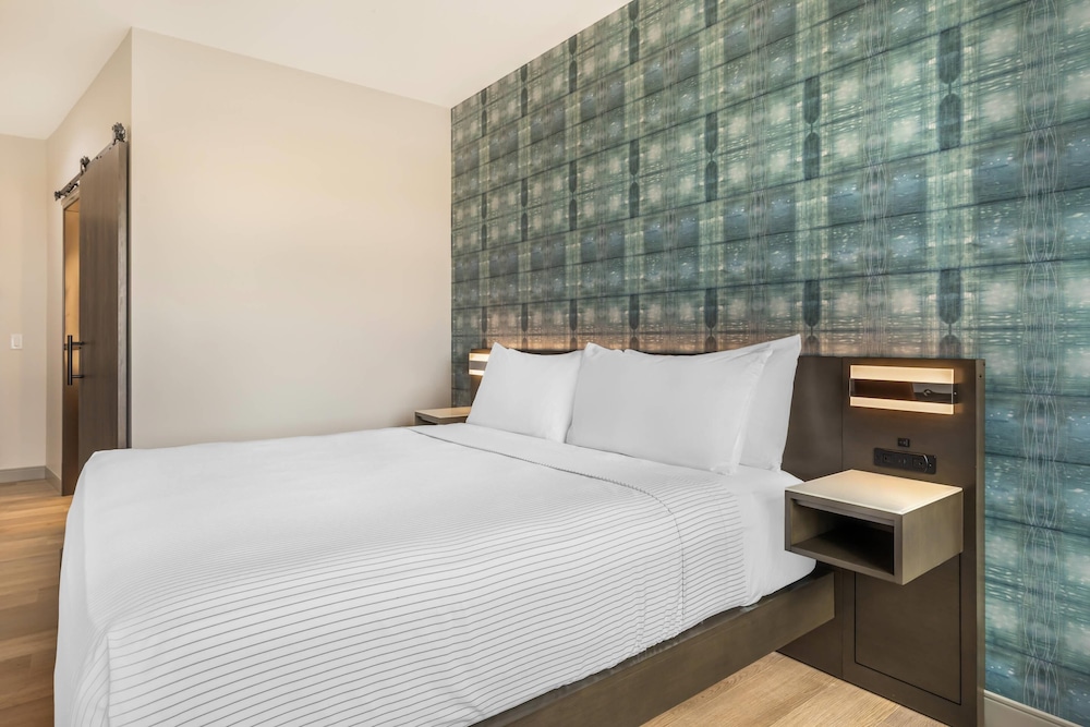 Room, 1 King Bed, Hearing Accessible, Non Smoking photo 3