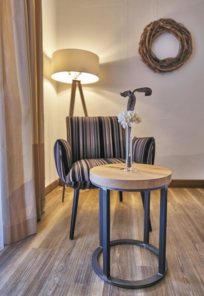 Romantic Suite, 1 King Bed, Balcony, Garden View photo 2