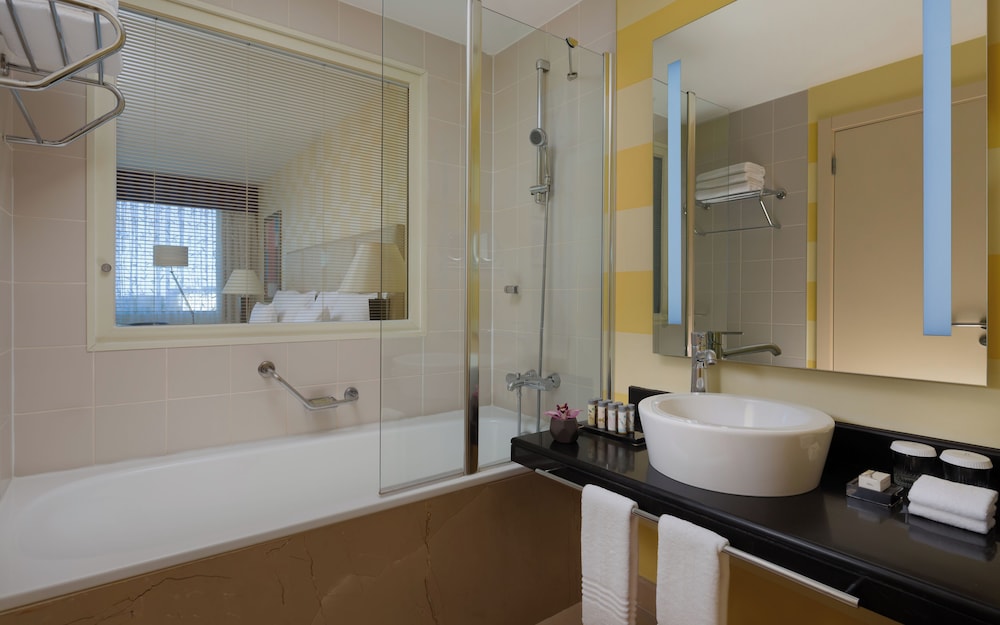Executive Room, 1 King Bed, Non Smoking - Photo 8