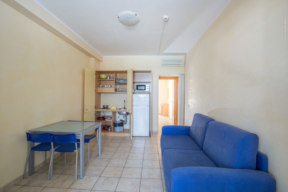 Economy Apartment, 1 Bedroom, Non Smoking, Partial Sea View photo 3