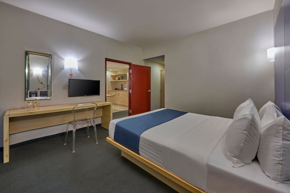 Junior Suite, 1 Queen Bed with Sofa bed - Photo 8