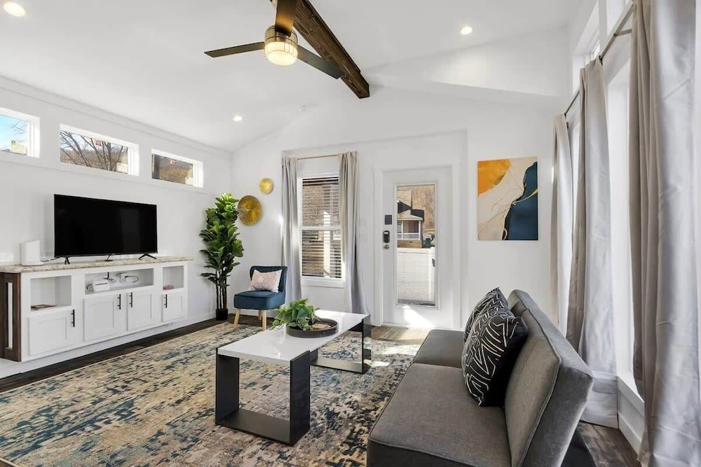 House, 1 Queen Bed with Sofa bed, Patio (Byrd 4 Tiny Stay Getaway)