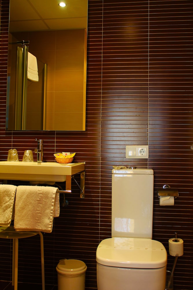 Economy Twin Room photo 3