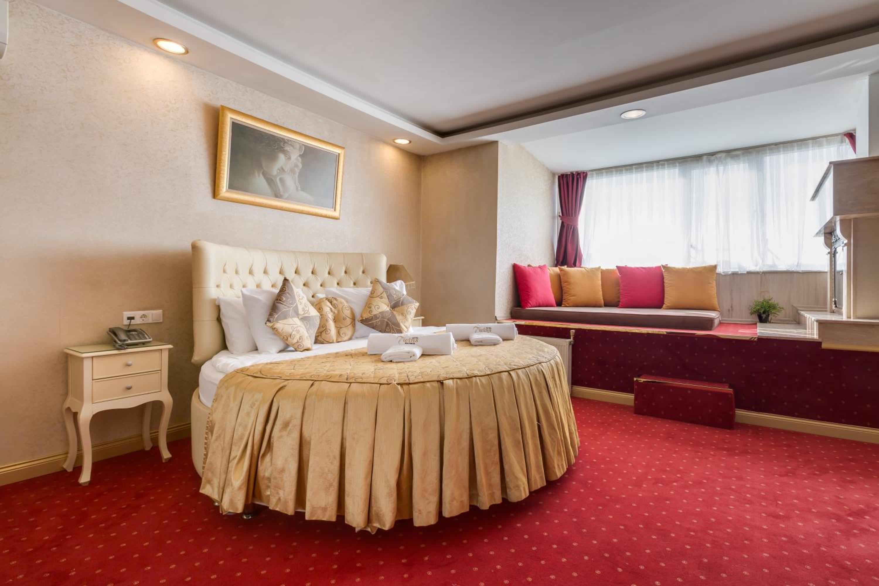 Deluxe King Room photo 1