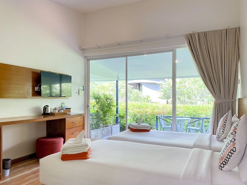 Deluxe Room with Balcony (Twin Bed) photo 1