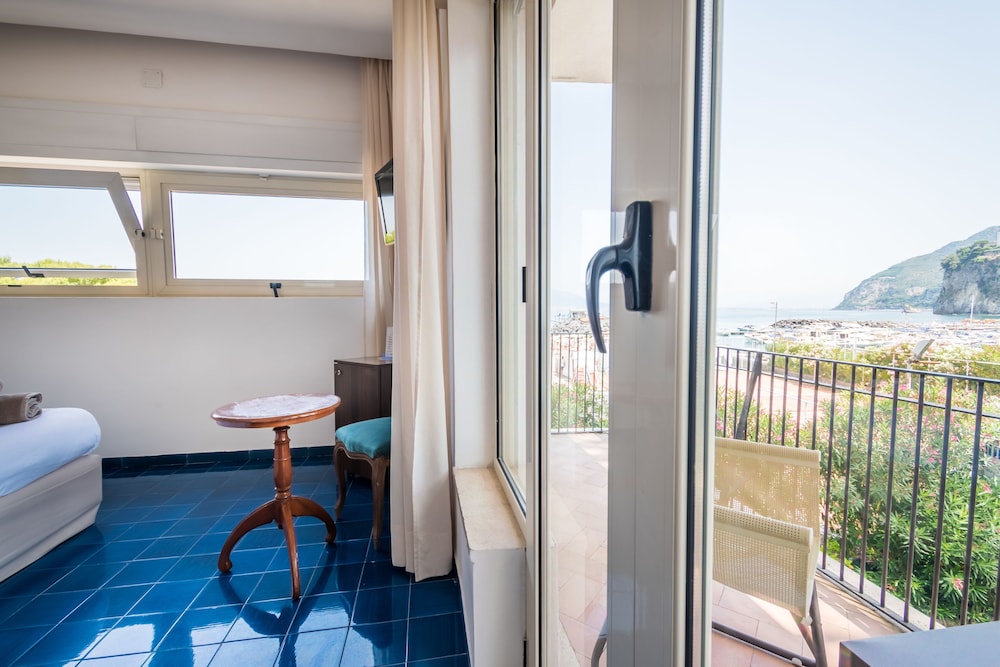 Superior Double Room, 1 Double or 2 Twin Beds, Balcony, Sea View - Photo 2