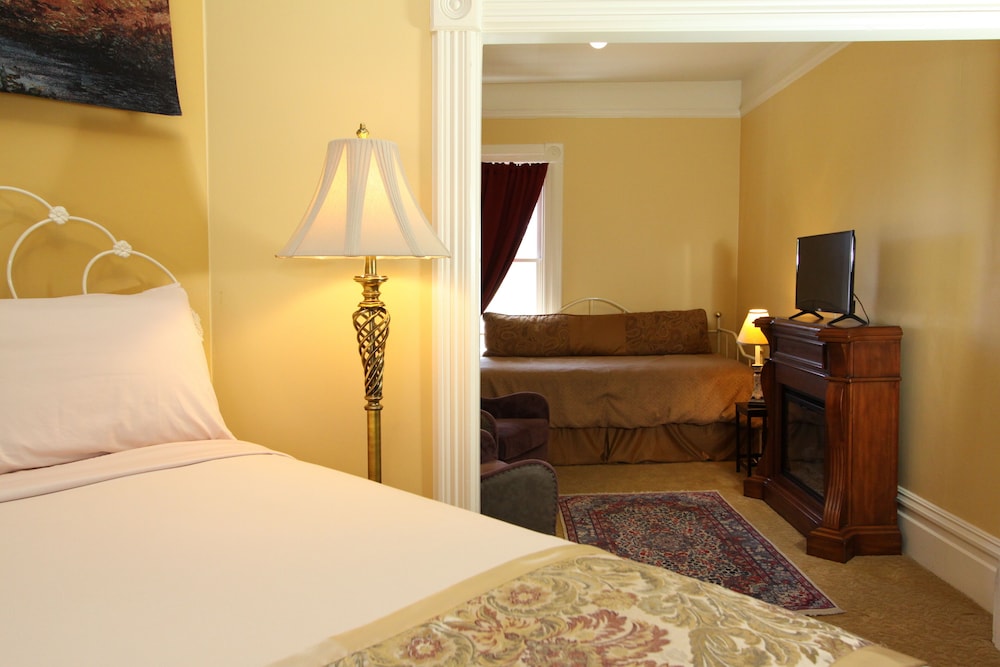 Upstairs Hideaway photo 3