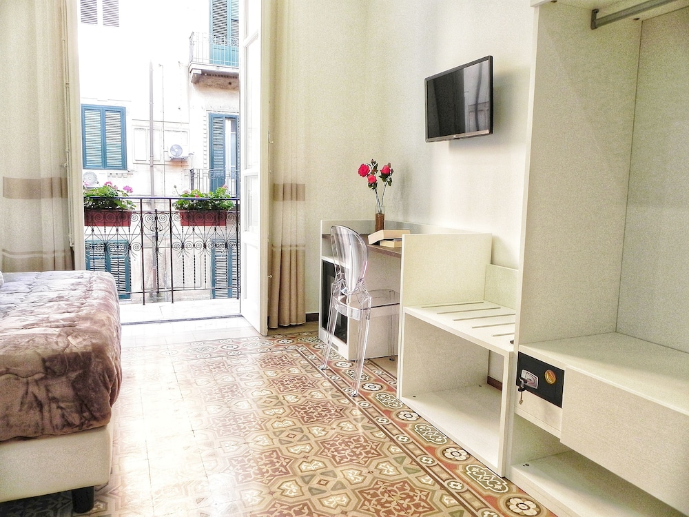Comfort Room, 1 King Bed, Balcony, City View