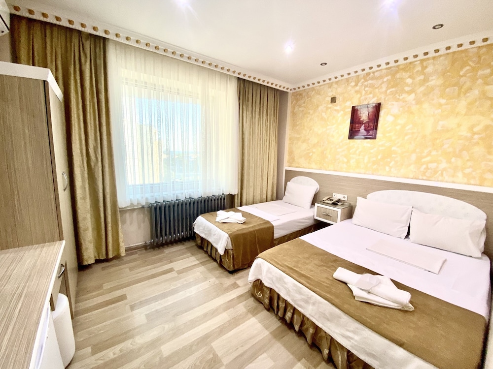 Family Room, Multiple Beds photo 3