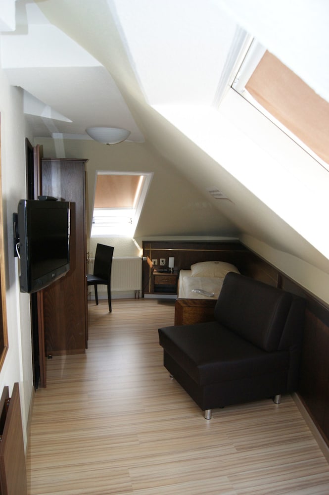 Basic Single Room, 1 Twin Bed photo 3