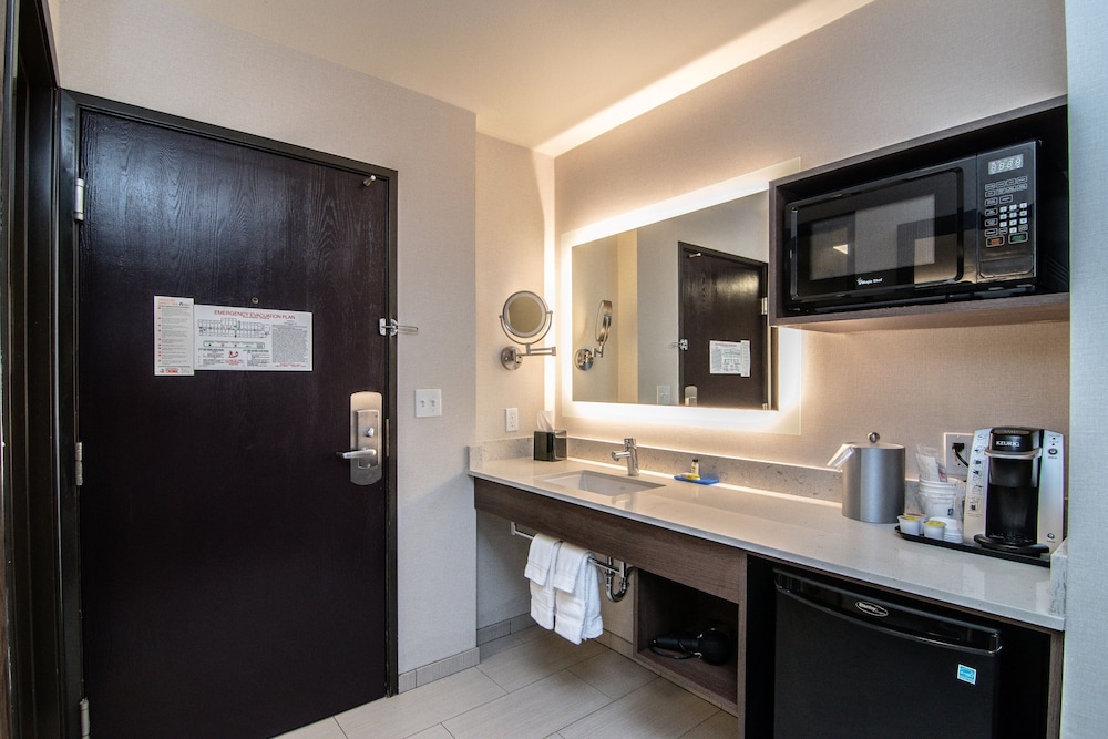 Standard Room, 2 Queen Beds, Balcony, City View photo 3