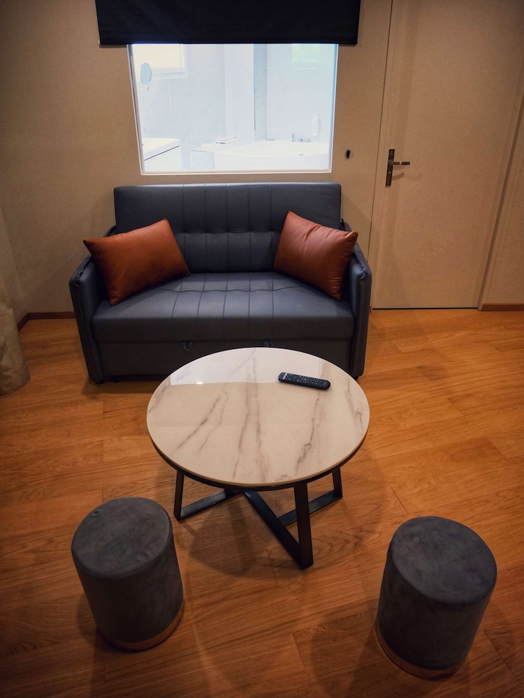 Suite, 2 Bedrooms - Photo 4