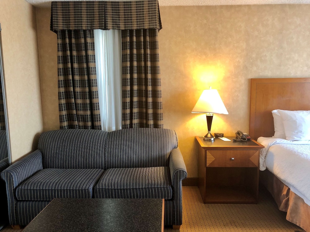 Standard Room, 1 King Bed, Non Smoking, Microwave - Photo 7