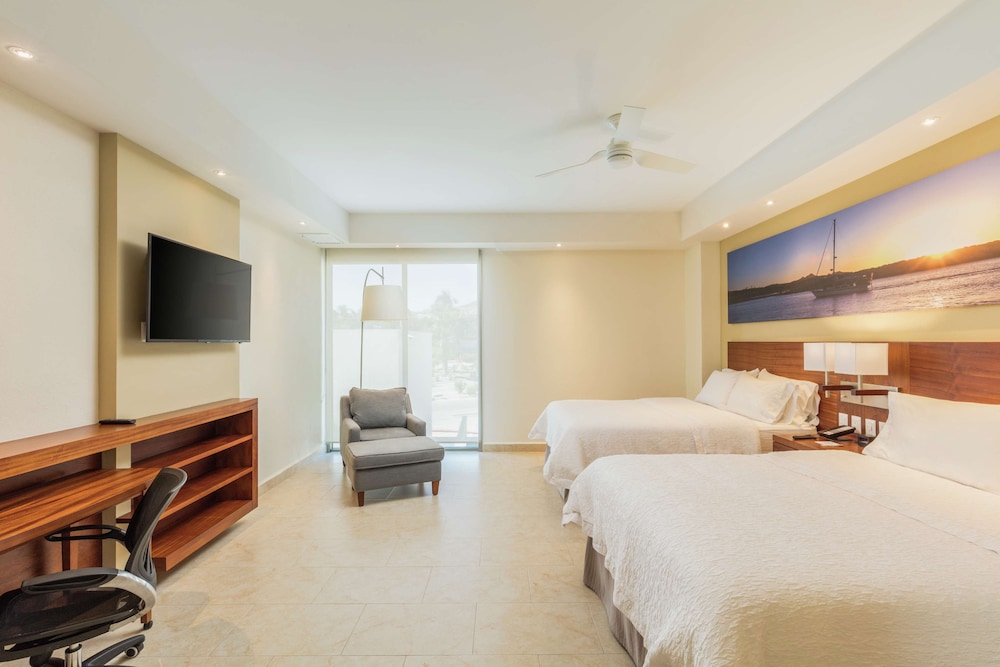 Room, 2 Queen Beds, Refrigerator & Microwave, Ocean View photo 2