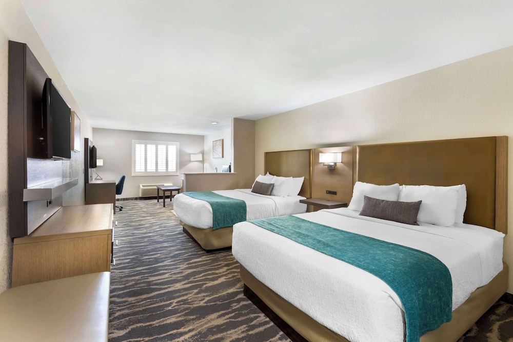 Suite, 2 Queen Beds, Non Smoking, Refrigerator & Microwave (with Sofabed) - Photo 2