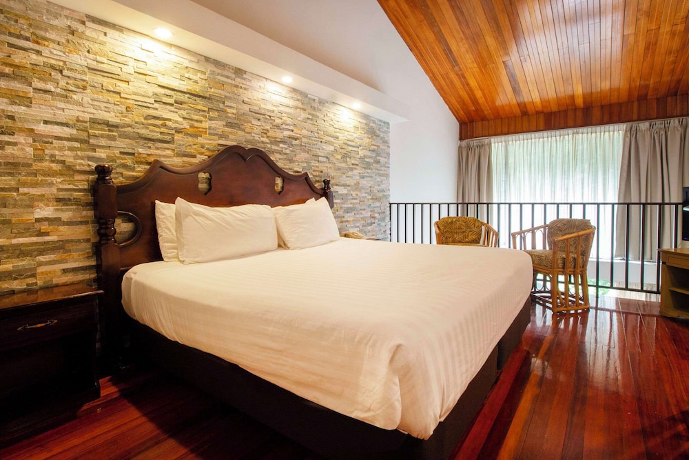 1 King Bed, 2 Level Room, Studio Suite - Photo 1