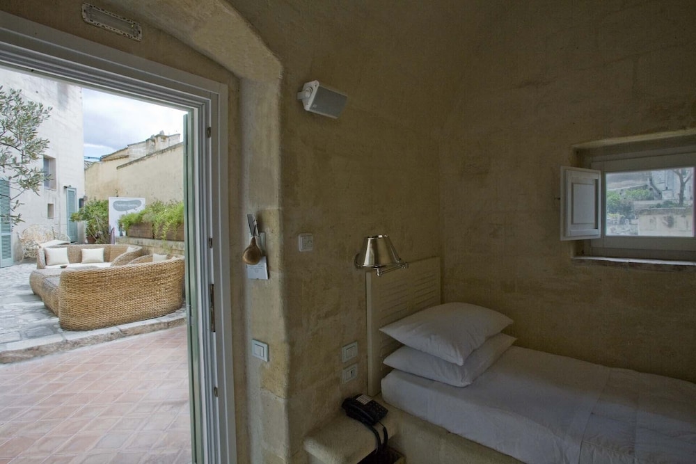 Single Room (1001)