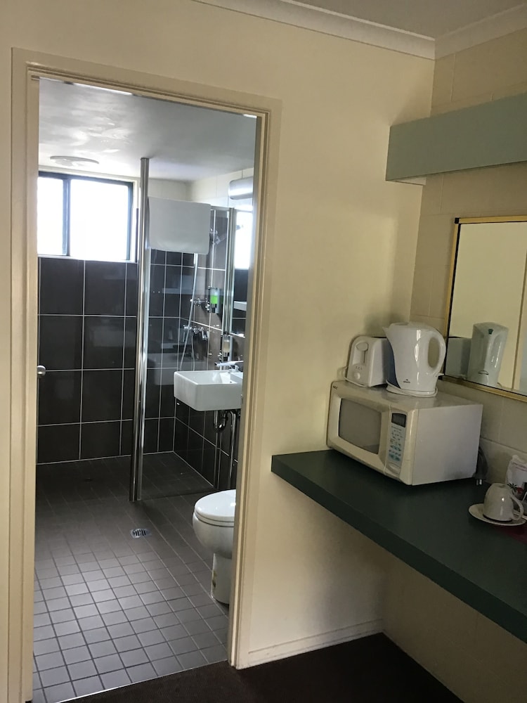Deluxe Double Room, 1 Queen Bed, Refrigerator & Microwave (No Pets) photo 2