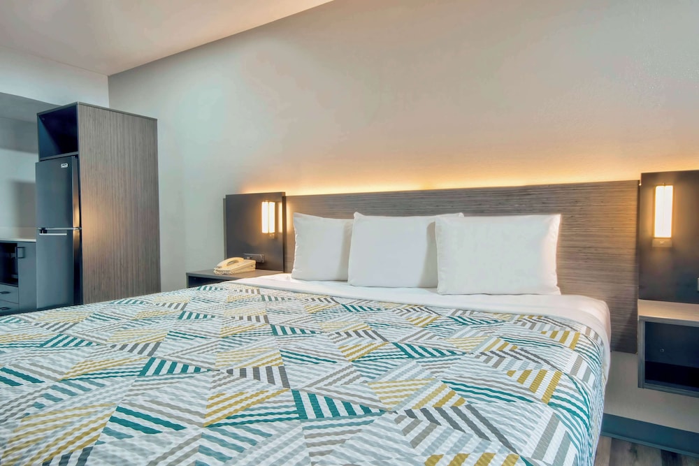 Standard Room, 1 King Bed, Non Smoking photo 3