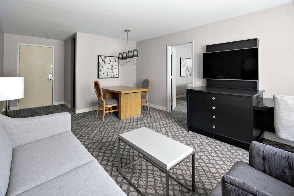 Suite, 1 King Bed (Living Room, Kitchenette) - Photo 5