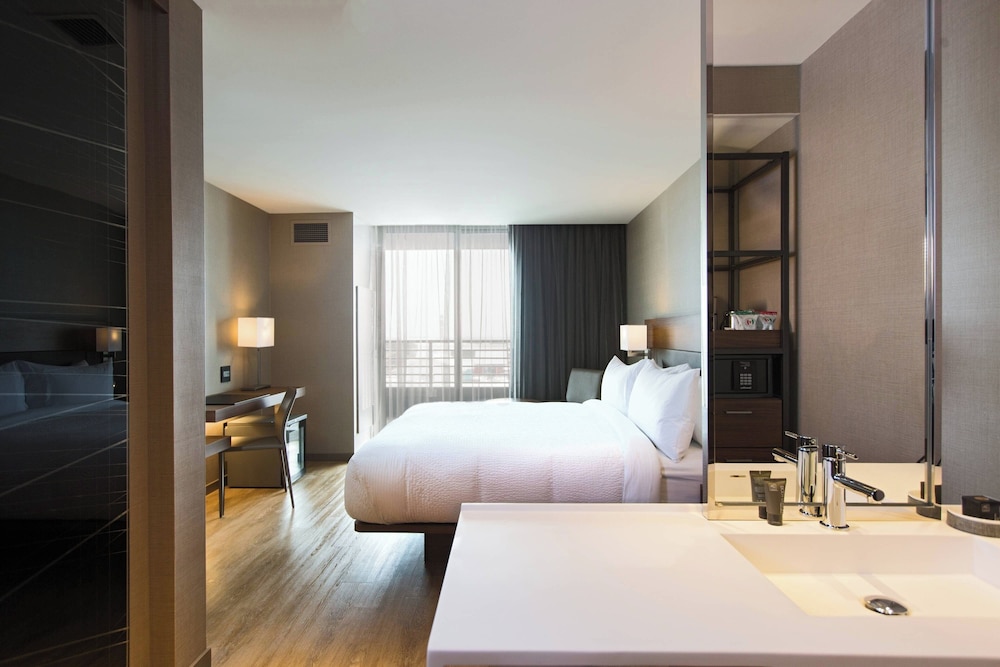 Room, 1 King Bed (Hearing Accessible)